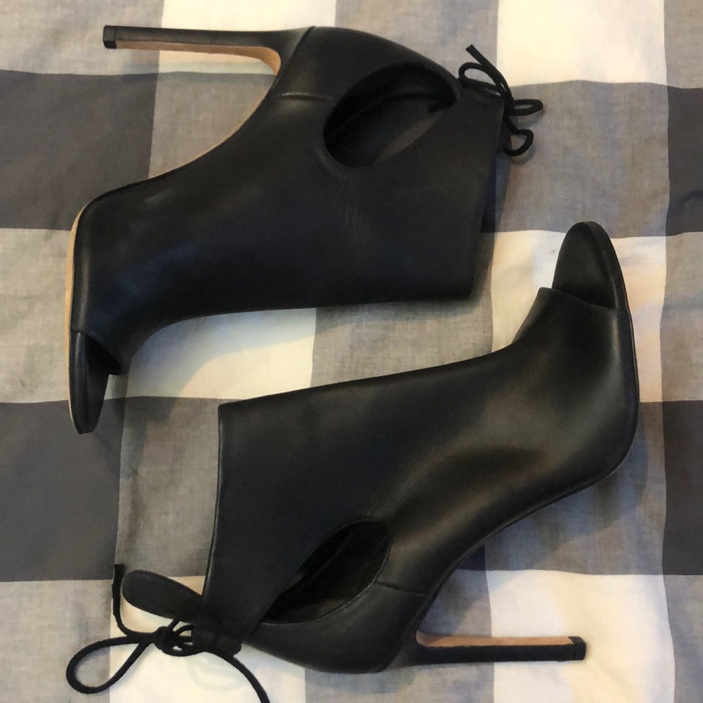 VINCE. Open toed Heels